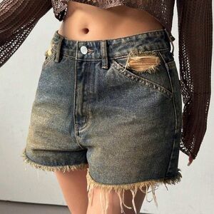 NWT DAZY Women’s Washed Frayed Destroyed Denim Shorts. Size M (fits like small)